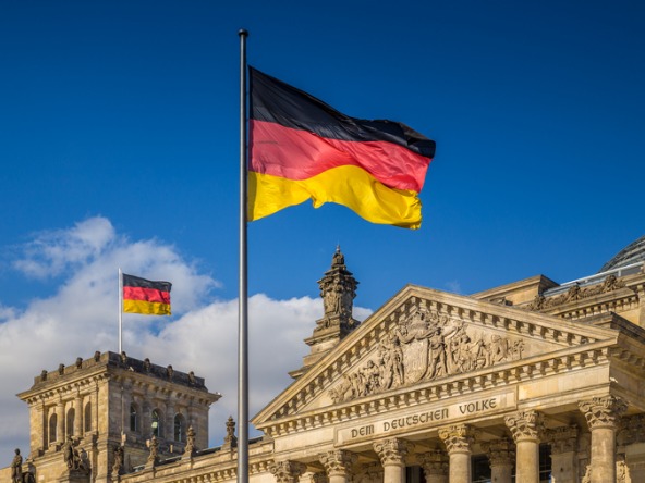 Drapeau de l'Allemagne au-dessus du Reichstag